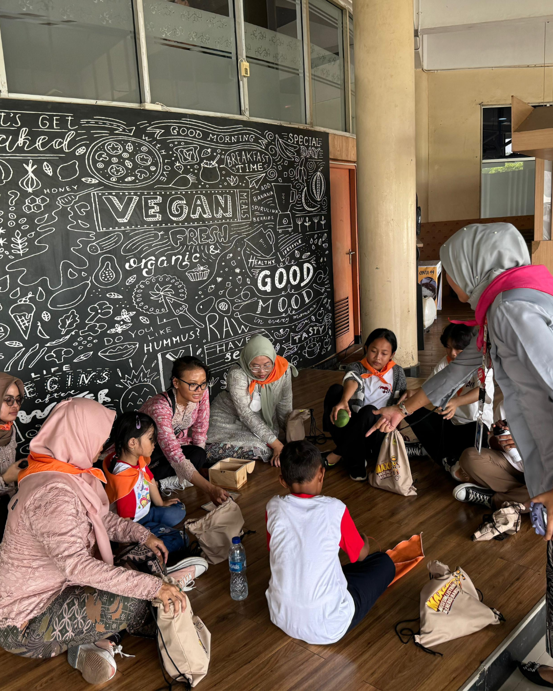 TMII Ramaikan Hari Kebaya Nasional Dengan Berkebaya di TMII